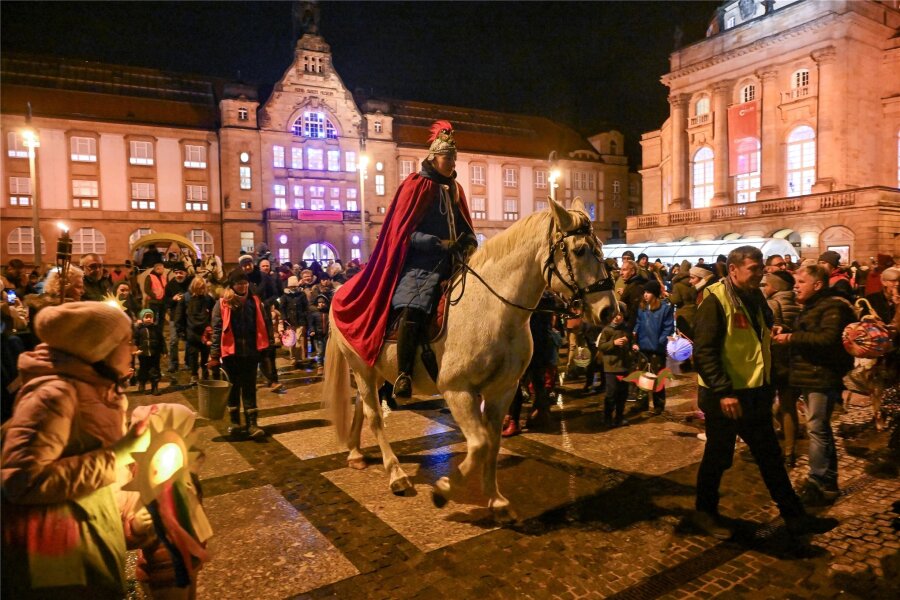 Mehr als 600 Chemnitzer feiern Martinsfest - Der Heilige Martin mit Pferd führte den Lampionumzug an, auch ein Kremser mit Posaunenchor war dabei.