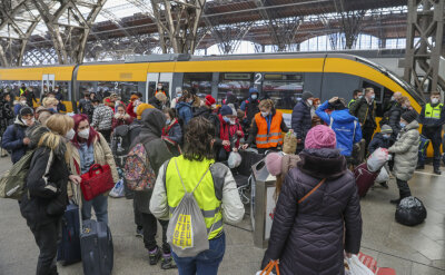 Geflüchtete steigen aus einem Sondernzug auf dem Leipziger Hauptbahnhof. Hier werden sie von ehrenamtlichen Helfern empfangen und betreut. Nach UN-Angaben sind bereits mehr als 3,1 Millionen Menschen aus der Ukraine ins Ausland geflohen.