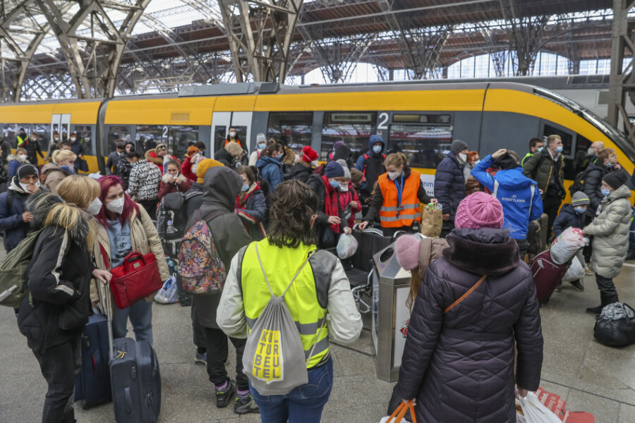Geflüchtete steigen aus einem Sondernzug auf dem Leipziger Hauptbahnhof. Hier werden sie von ehrenamtlichen Helfern empfangen und betreut. Nach UN-Angaben sind bereits mehr als 3,1 Millionen Menschen aus der Ukraine ins Ausland geflohen.