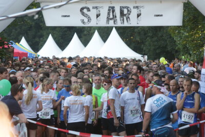 Mehr als 7000 Sportler bei Firmenlauf - Vor dem Start des diesjährigen Chemnitzer Firmenlaufs.
