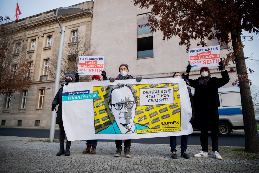 Mehr als 900 Whistleblower-Hinweise an Bundesmeldestelle - Gerhard Schick (M) nimmt an einer Solidaritätsaktion der Bürgerbewegung Finanzwende für CumEx-Hinweisgeber Eckart Seith teil.