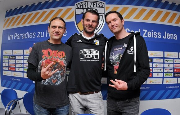 Mehr als ein Wunschkonzert: Metal-Band sponsert FC Carl Zeiss Jena - Sänger Marcus Bischoff (rechts), Torwart Tino Berbig und Gitarrist Maik Weichert (links).