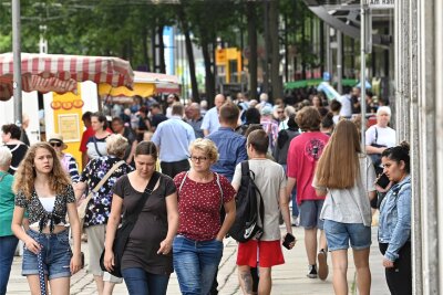 Mehr als nur Einkaufen: Wie Chemnitz seine Innenstadt fit für die Zukunft machen will - Markttag im Zentrum von Chemnitz. Was lockt Menschen in die Stadt? Das Einkaufen allein wird es künftig nicht mehr sein, warnen Forscher.