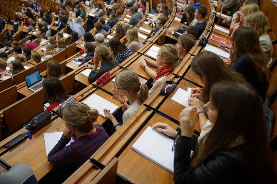 Mehr Bafög: Anhebung von 812 auf 855 Euro geplant - Studenten und Studentinnen verfolgen eine Vorlesung.