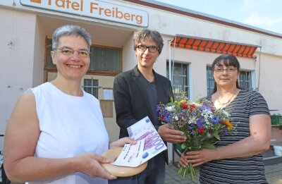 Mehr Bedürftige und weniger Ware bei der Freiberger Tafel - Hiltrud Anacker und Albrecht Koch übergeben Anja Fiedler (v. l.) die Spendensumme aus der Kollekte zur Abendmusik im Dom.