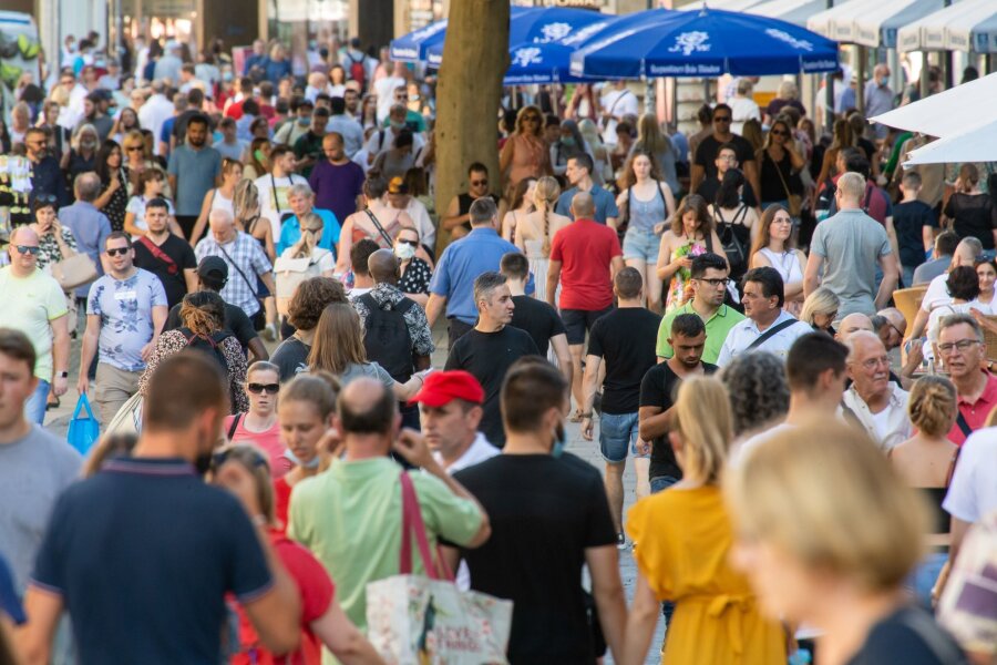 Mehr Besucher in deutschen Innenstädten - In deutschen Innenstädten waren im ersten Halbjahr mehr Besucher unterwegs als ein Jahr zuvor. Die Kaufinger Straße verzeichnete ein Plus von 7 Prozent.