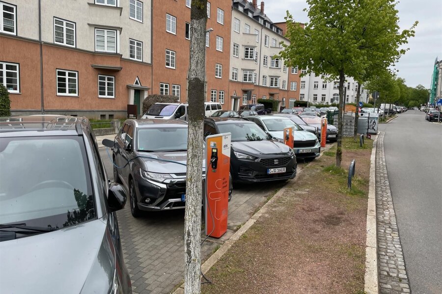Mehr E-Autos, mehr Ladesäulen: So läuft der Ausbau in Chemnitz - Sie werden rege genutzt: Neulich kamen zwei weitere Ladesäulen an der Walter-Oertel-Straße dazu.