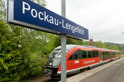 Mehr Fahrgäste mit 49-Euro-Ticket: Bekommt das Erzgebirge jetzt eine neue Bahnstrecke? - Triebwagen der Erzgebirgsbahn im Bahnhof Pockau-Lengefeld.