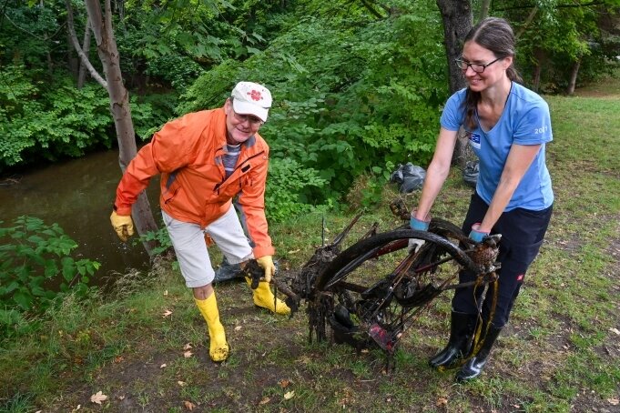 Mehr illegale Entsorgungen in Gewässern - Flussputz in Schloßchemnitz: Angela Thränhardt und Erik Dietrich holten unter anderem dieses alte Fahrrad aus der Chemnitz. 