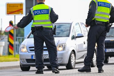 Mehr illegale Migranten an den Grenzen zu Polen und Tschechien gefasst - Frankfurt (Oder) im Mai dieses Jahres: Bundespolizisten stehen bei der Einreise nach Deutschland am deutsch-polnischen Grenzübergang Stadtbrücke