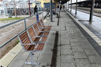 Mehr Komfort auf Bahnhof Freiberg: Neue Sitzbänke mit Holz - Bessere Optik, mehr Komfort: die neuen Sitzgruppen auf den Bahnsteigen des Freiberger Bahnhofes. 