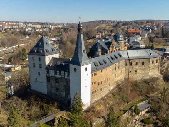 Mehr Mittelalter auf Burg Mylau geplant - Ein Blick von oben auf die Burg Mylau. Für die weitere Sanierung wird noch reichlich Geld benötigt. Allein für die Burgmauer sind mindestens noch eine Million Euro erforderlich. 