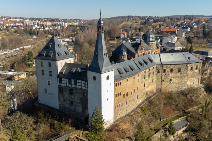 Ein Blick von oben auf die Burg Mylau. Für die weitere Sanierung wird noch reichlich Geld benötigt. Allein für die Burgmauer sind mindestens noch eine Million Euro erforderlich. 