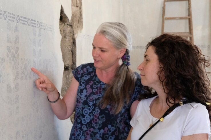 Sina Lorbeer-Klausnitz und Nadine Holesch von der Museumsleitung begutachten die alte Wandbemalung im Ex-Bürgermeisterzimmer. 