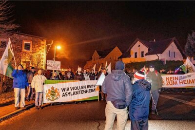 Die Demonstration der "Freien Sachsen" stoppte vor dem Heim auf ihrem Rundgang. 