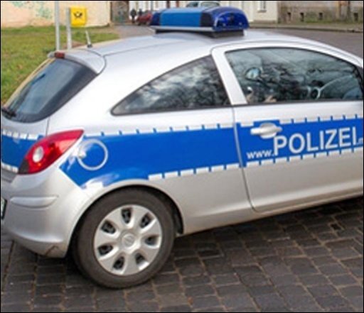 Mehr Polizei in "islamisch geprägten" Vierteln gefordert - Niedersachsens Innenminister Uwe Schünemann (CDU) hat einschneidende Maßnahmen zur Abwehr einer mutmaßlich gestiegenen Terrorgefahr in Deutschland angeregt. Unter anderem will er eine verstärkte Polizeipräsenz in "islamisch geprägten" Stadtvierteln. (Archivfoto)