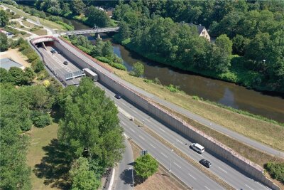 Mehr Raum für die Flüsse - Der Tunnel der B 93 in Zwickau wirkt auch als Hochwasserschutz. Seine muldenseitige Wand reicht bis unter den Grund des Flusses. 