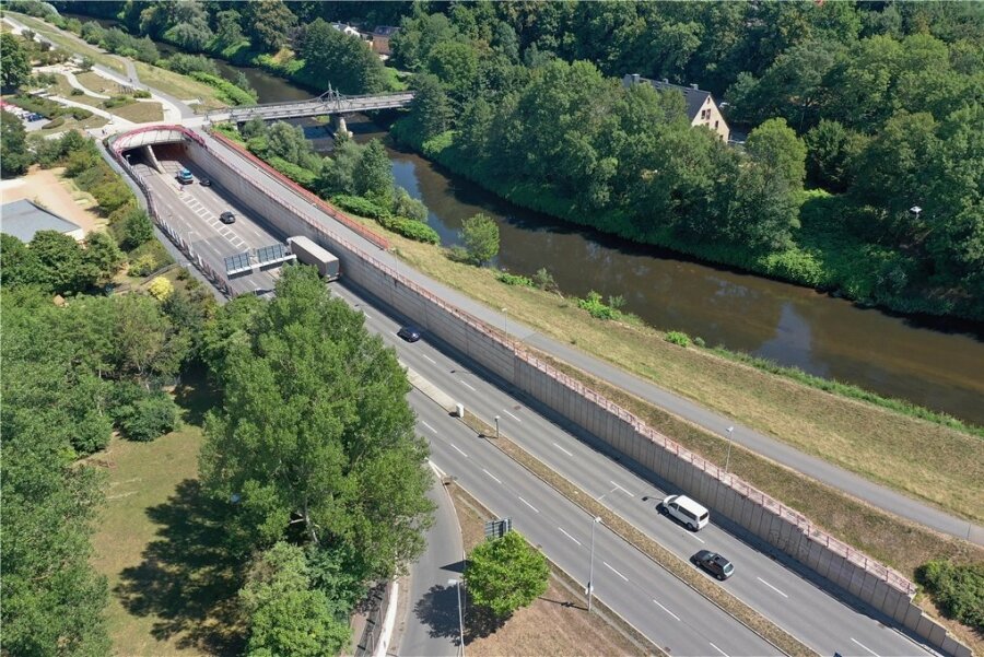 Mehr Raum für die Flüsse - Der Tunnel der B 93 in Zwickau wirkt auch als Hochwasserschutz. Seine muldenseitige Wand reicht bis unter den Grund des Flusses. 