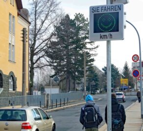 Mehr Sicherheit für Schüler -  An zwei wechselnden Standorten im Bereich des Werdauer Gymnasiums kommt seit wenigen Tagen eine mobile Geschwindigkeitskontrolle zum Einsatz.