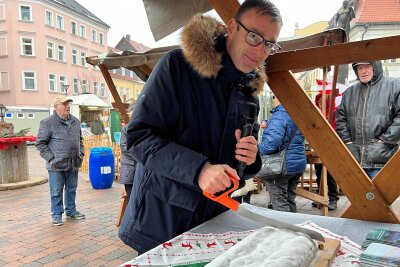 Mehr Stollen geht nicht: Weihnachtsmarkt in Frankenberg eröffnet - Bürgermeister Oliver Gerstner schnitt in Frankenberg den Riesenstollen an.