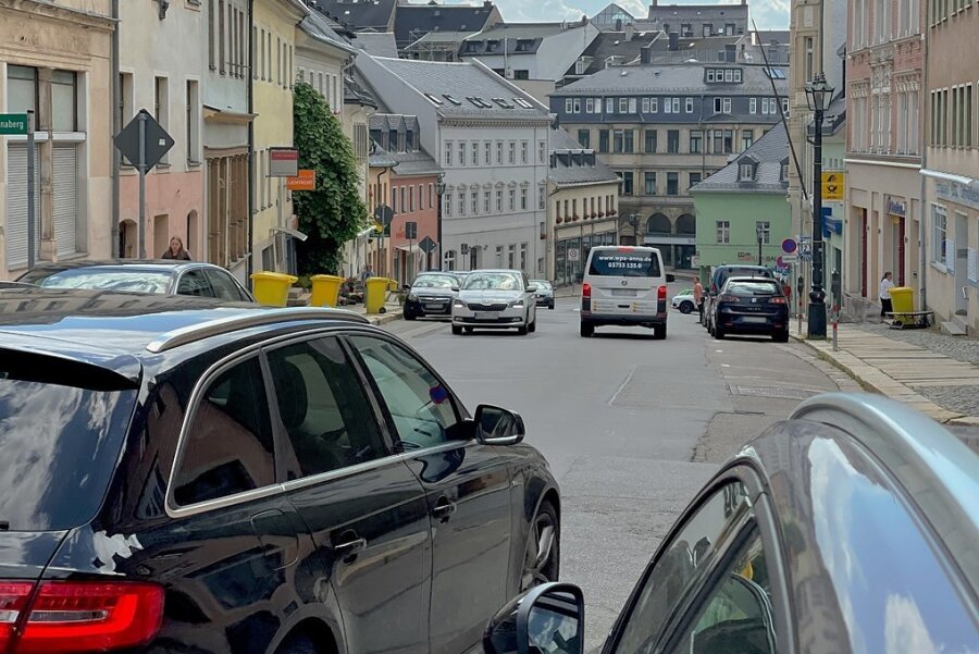 Mehr Tempo 20 in der Annaberger Innenstadt geplant - Auf der Wolkensteiner Straße geht es oft eng zu. 