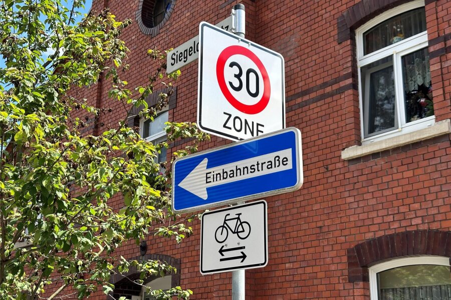 Mehr Tempo-30-Zonen für Kraftfahrer: Warum Göltzschtal-Politiker das nicht gut finden - Tempo-30-Zone und Einbahnstraße für Kraftfahrer - Radfahrer dürfen die Straße am Siegelohplatz Auerbach in beide Richtungen befahren. Solche Regeln pro Radfahrer will das Konzept mehr schaffen.