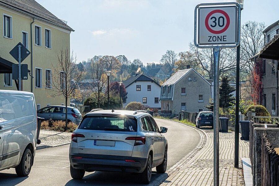 Mehr Tempo-30-Zonen in der Plauener Innenstadt? Was die Bürgermeisterin dazu sagt - Tempo-30-Zonen gelten innerorts nur auf Straßen mit konkreter Gefährdung oder vor Kitas und Schulen. 