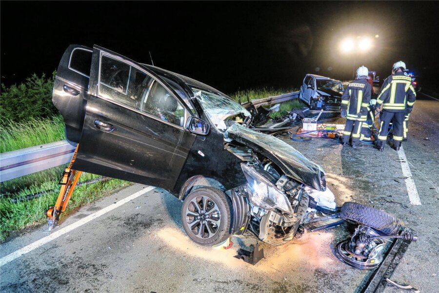 Mehr Verkehrsunfälle in Aue-Bad Schlema: Auch auf Parkplätzen kracht es öfter - Bei diesem Unfall im Mai 2022 wurden auf dem Autobahnzubringer nahe Alberoda zwei Fahrer schwer verletzt.