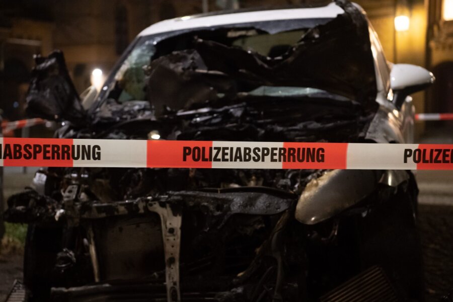 Mehrere Autos in Leipzig angezündet - Ein ausgebranntes Auto in Berlin.