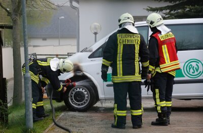 Mehrere Brände halten Feuerwehren in Atem - In Chemnitz wurde am Sonntagmorgen ein Bus des Polizeisportvereins angezündet. Die Polizei konnten einen Tatverdächtigen stellen.