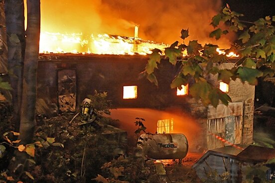 Eine große Garage ist am Sonntagmorgen in Schwarzenberg ein Opfer der Flammen geworden.