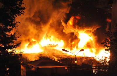 Mehrere Brände halten Polizei und Feuerwehr in Atem - Großbrand in Niederschmiedeberg: Hunderte Rettungskräfte kämpften in der Nacht gegen die Flammen an.