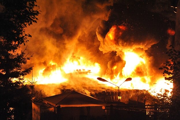 Mehrere Brände halten Polizei und Feuerwehr in Atem - Großbrand in Niederschmiedeberg: Hunderte Rettungskräfte kämpften in der Nacht gegen die Flammen an.