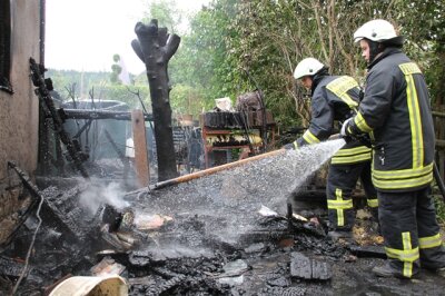 Mehrere Brände in der Region halten Feuerwehren in Atem - Bei einem Schuppenbrand in Eibenstock drohten die Flammen auf benachbarte Wohnhäuser überzugreifen. Die Feuerwehr konnte die Gefahr jedoch bannen.