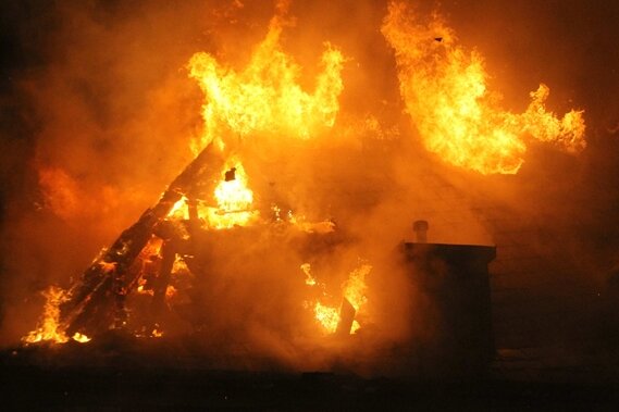 Mehrere Brände in der Silvesternacht - In Eibenstock brannte dieses Haus in der Silvesternacht lichterloh.