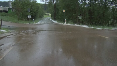 Mehrere Einsätze nach Unwetter im Erzgebirge - Auch in Crottendorf wurden Straßen überflutet.
