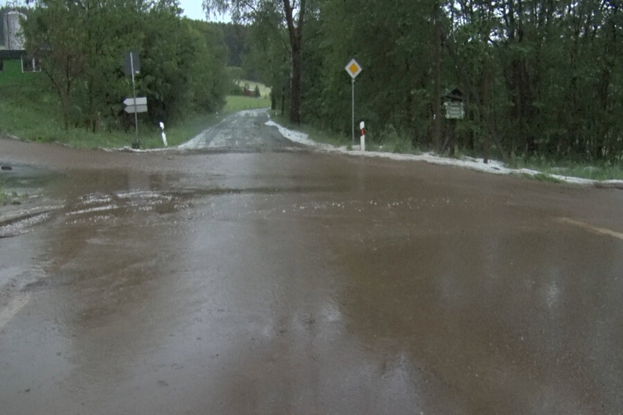 Mehrere Einsätze nach Unwetter im Erzgebirge - Auch in Crottendorf wurden Straßen überflutet.