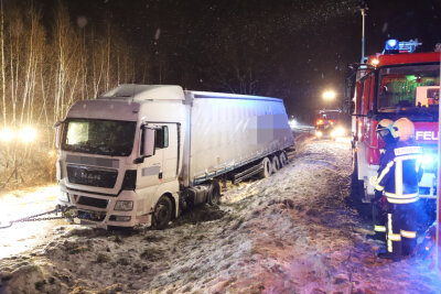 Mehrere Glätteunfälle im Westerzgebirge: Lkw kommt von Zubringer ab, Traktor kippt um, Auto überschlägt sich - Auf dem Auer Autobahnzubringer landete ein Lastwagen im Seitengraben.