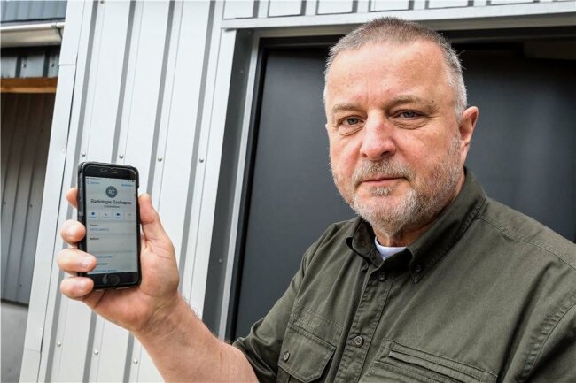 Mehrere Hundert Anrufe für einen Termin: Der lange Weg eines Patienten im Erzgebirge - Manfred Schmitt am Telefon. Kein seltenes Bild in den vergangenen Tagen. 