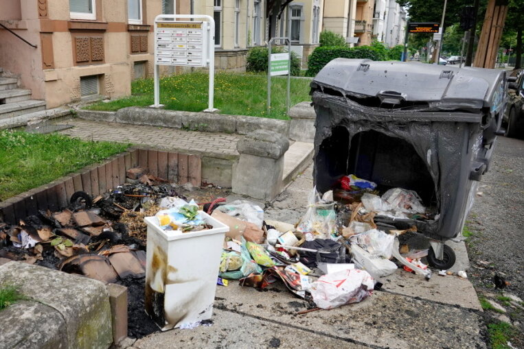 Mehrere Mülltonnen im Chemnitzer Stadtgebiet in Brand gesetzt - 