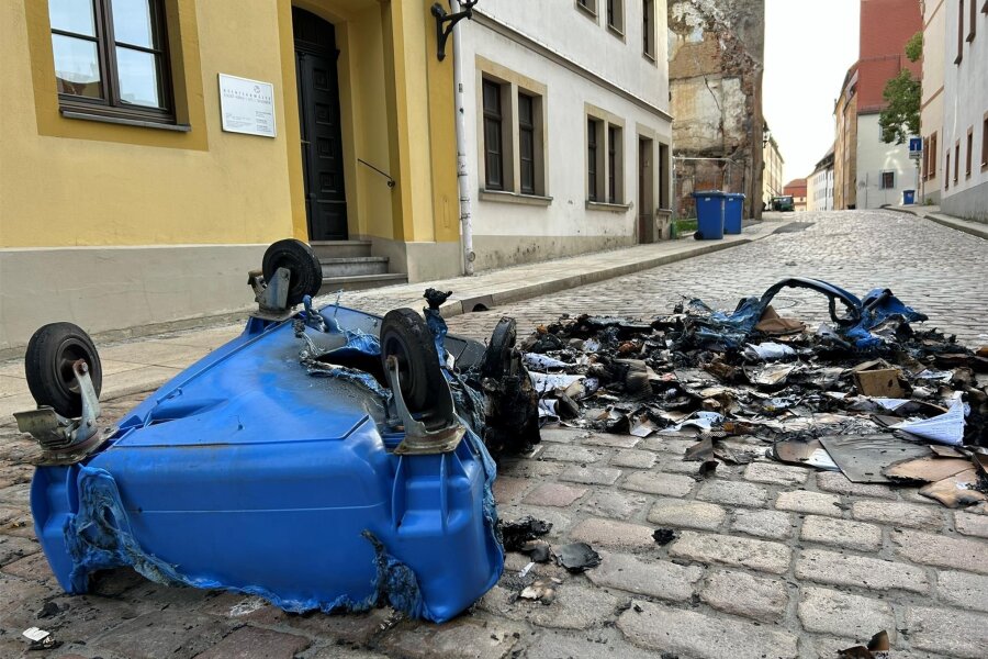 Mehrere Mülltonnen in Freiberg abgebrannt: Offenbar Kinder beteiligt - Bild der Zerstörung: So sah es am frühen Mittwochmorgen in der Waisenhausstraße in Freiberg aus.