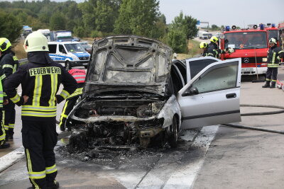 Mehrere Personen bei Unfällen auf A 4 bei Dresden verletzt - Ein Peugeot ist auf der A 4 am Dreieck Nossen in Brand geraten.