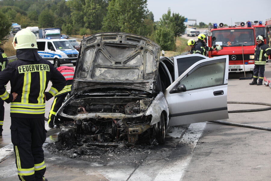 Mehrere Personen bei Unfällen auf A 4 bei Dresden verletzt - Ein Peugeot ist auf der A 4 am Dreieck Nossen in Brand geraten.