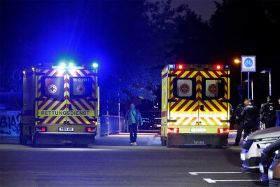 Mehrere Schlägereien mit Verletzten in Chemnitz - Mehrere Rettungswagen waren am Samstagabend am Ende der Brückenstraße im Einsatz.