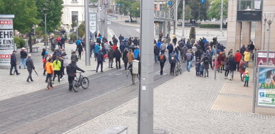Mehrere Spontan-Demos im Vogtland - Menschen setzen sich im Bereich des Plauener Postplatzes in Bewegung