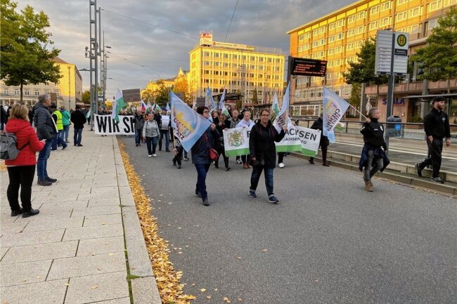 Mehrere tausend Teilnehmer bei Protestzug durch Chemnitz - Beginn des Aufzugs in der Straße der Nationen. 