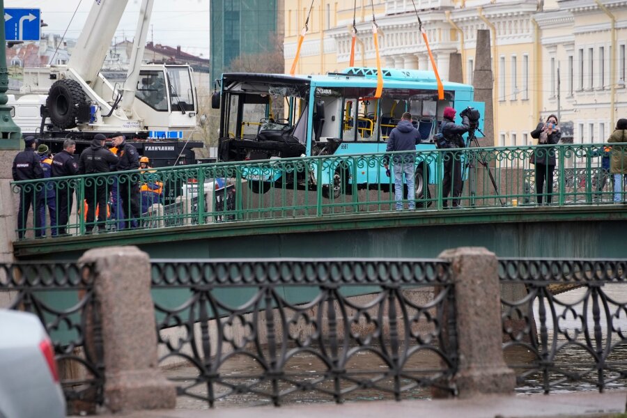 Mehrere Tote bei Busunglück in St. Petersburg - Bei dem Busunglück in St. Petersburg sind mehrere Menschen ums Leben gekommen.