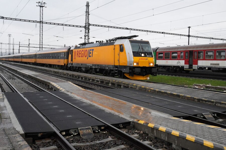 Mehrere Tote bei Zugunglück in Tschechien - Ein Regiojet-Zug steht am Bahnsteig auf der neuen Zugverbindung von Prag über Kosice nach Tschop in die Ukraine, der täglich fahren soll.