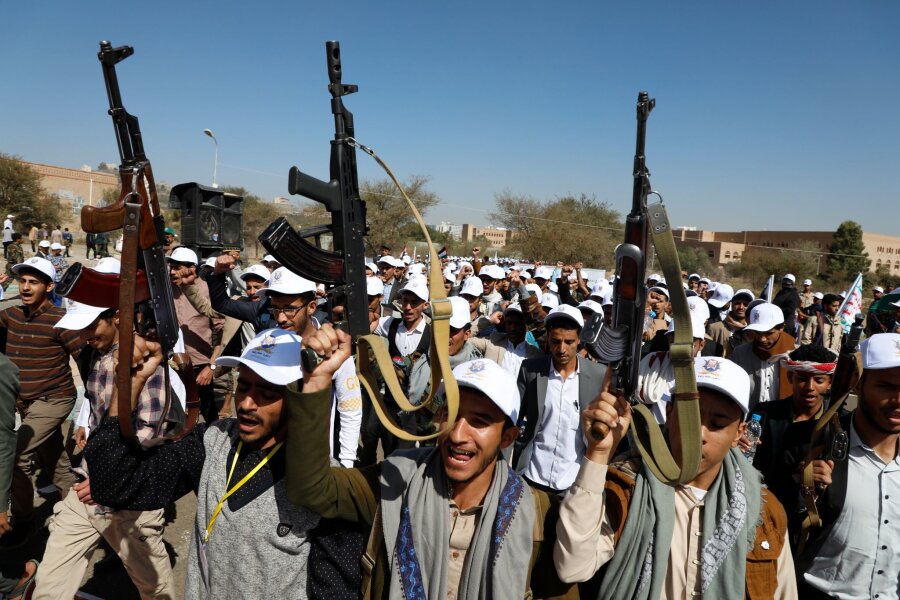 Mehrere UN-Mitarbeiter von Huthi-Rebellen festgenommen - Huthi-Kämpfer während eines Protestmarschs gegen die von den USA geführten Angriffe auf Ziele der Huthi im Jemen (Archivbild).