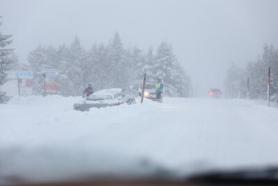 Mehrere Unfälle aufgrund starker Schneefälle in Sachsen - 